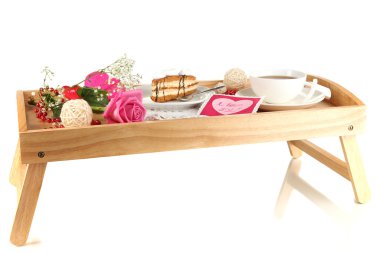 Sevgililer gününde beyaz izole yatakta kahvaltı