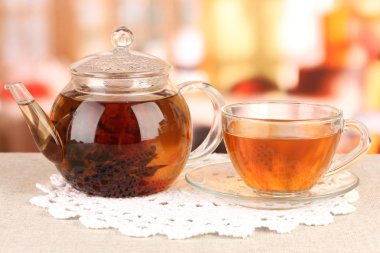 parlak zemin üzerine cam demlik çiçekli egzotik yeşil çay