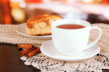 bir çay oda tablo eşarp ile