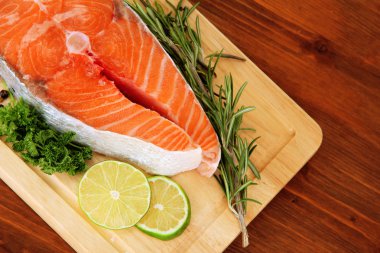 ahşap zemin üzerinde kesme tahtası üzerinde taze somon steak