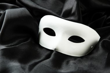 siyah ipek kumaş üzerine beyaz maske
