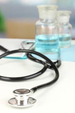 Masanın üzerinde yatan stetoskop yakın çekim