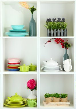 sofra ve deco ile güzel beyaz raflar