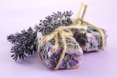 Mor zemin üzerine doğal el yapımı Sabun