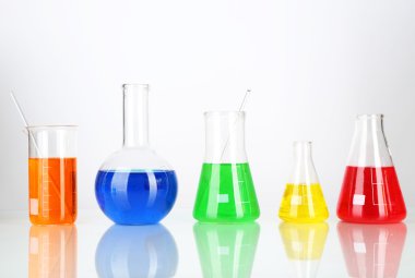 test tüpleri ile üzerine beyaz izole renkli sıvı