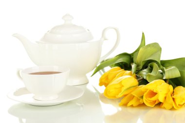 çay seti ve üzerinde beyaz izole laleler