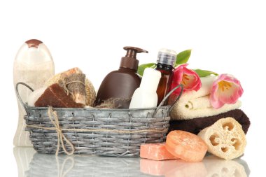 Kozmetik Şişeler ve üzerinde beyaz izole sabun sepeti,