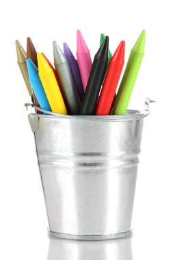 Beyaz kovada izole edilmiş renkli kalemler