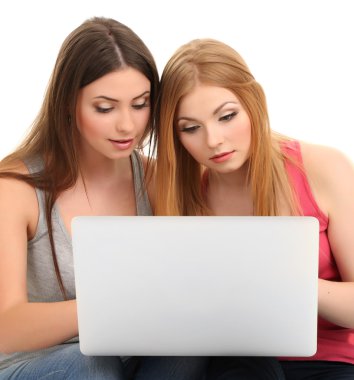 iki kız arkadaş grubu ile üzerine beyaz izole laptop