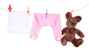 Bebek giysileri üzerinde beyaz izole clothesline üzerinde asılı
