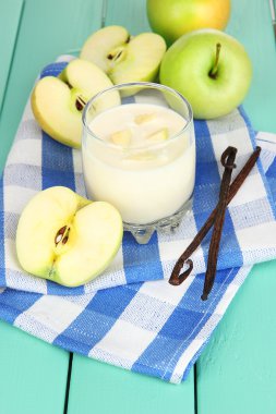 cam üzerinde ahşap masa yakından apple ile lezzetli yoğurt