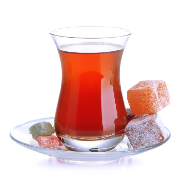 Стакан турецкого чая и рахат Очарование, изолированные на белом — стоковое фото