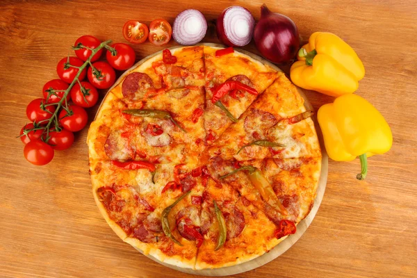 나무 배경에 나무 보드에 야채와 함께 맛 있는 페퍼로니 피자 — 스톡 사진
