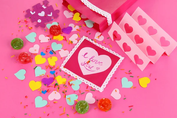 Hermosa composición de valentines de papel y decoraciones sobre fondo rosa de cerca — Foto de Stock