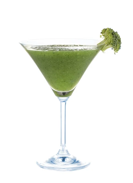 Зелений овочевий сік в коктейльному склі ізольований на білому — стокове фото
