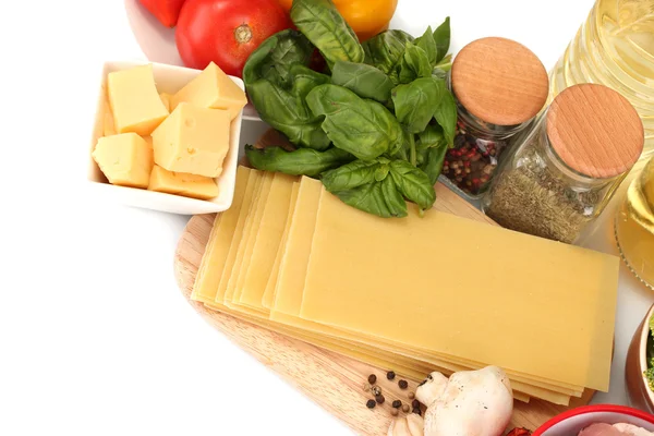 Vegetarische Lasagne-Zutaten isoliert auf weiß — Stockfoto
