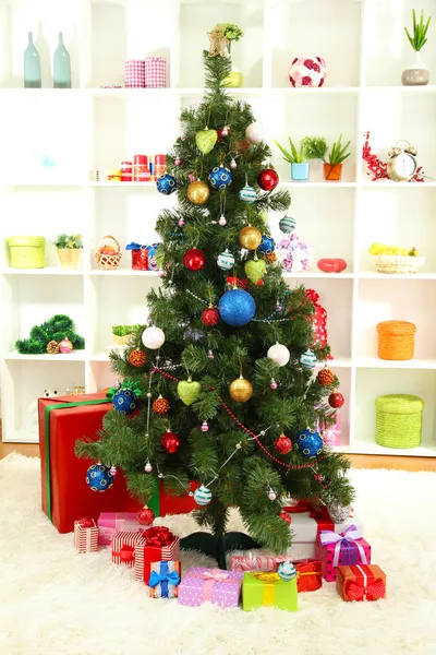 Decorated Christmas tree on home interior background — Stock Photo, Image