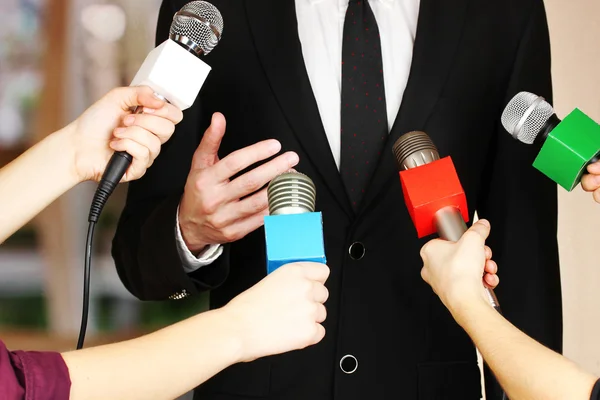 Conferentie vergadering microfoons en zakenman — Stockfoto