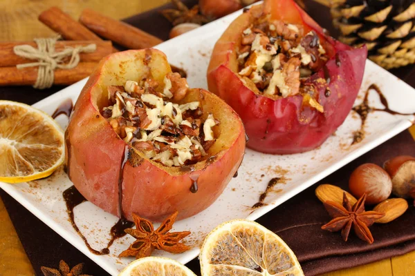 Manzanas al horno en el plato de cerca —  Fotos de Stock