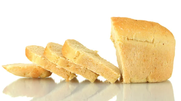 Вкусный нарезанный хлеб, изолированный на белом — стоковое фото