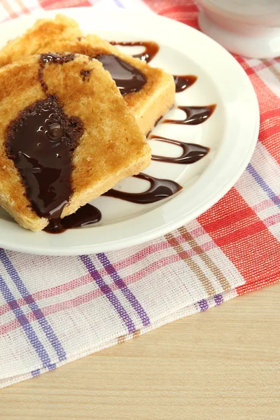 Pane tostato bianco con cioccolato sul piatto nel caffè — Foto Stock