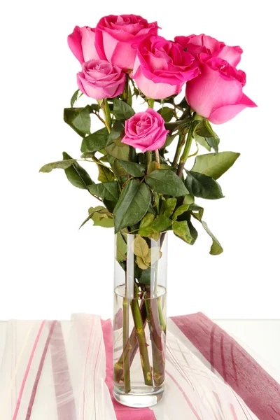Schöne rosa Rosen in der Vase auf dem Tisch auf weißem Hintergrund — Stockfoto