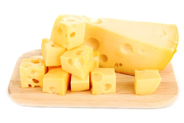Peynir ahşap tahta üzerinde beyaz izole kesmek — Stok fotoğraf
