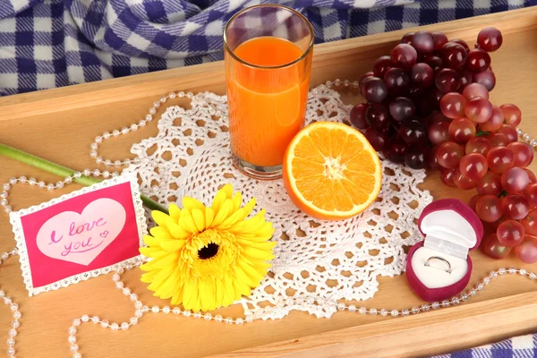 Mic dejun în pat de Valentine 's Day close-up — Fotografie, imagine de stoc