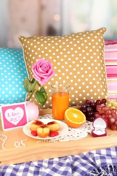 Desayuno en la cama en el Día de San Valentín en el fondo de la habitación —  Fotos de Stock