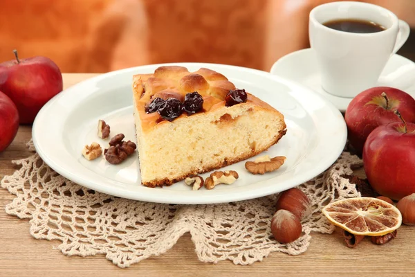 Ломтик вкусного домашнего пирога с джемом и яблоками и чашкой кофе, на деревянном столе — стоковое фото