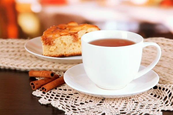 Tasse Tee mit Schal auf dem Tisch im Zimmer — Stockfoto