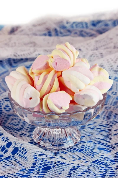 Sanfter Marshmallow in Glasvase auf Holztisch in Großaufnahme — Stockfoto