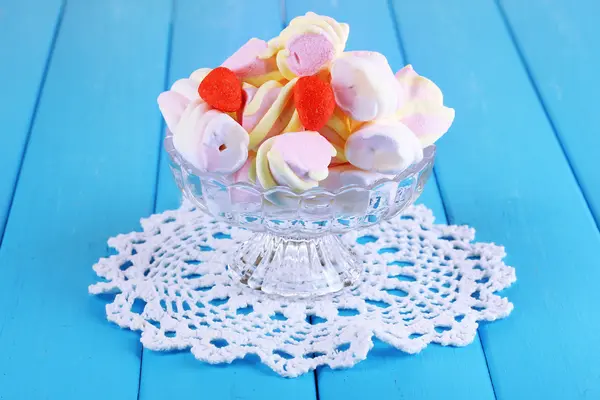 Marshmallow suave em vaso de vidro em mesa de madeira close-up — Fotografia de Stock