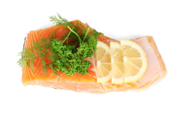 Filete de salmón fresco con hierbas y rodajas de limón, aislado en blanco — Foto de Stock