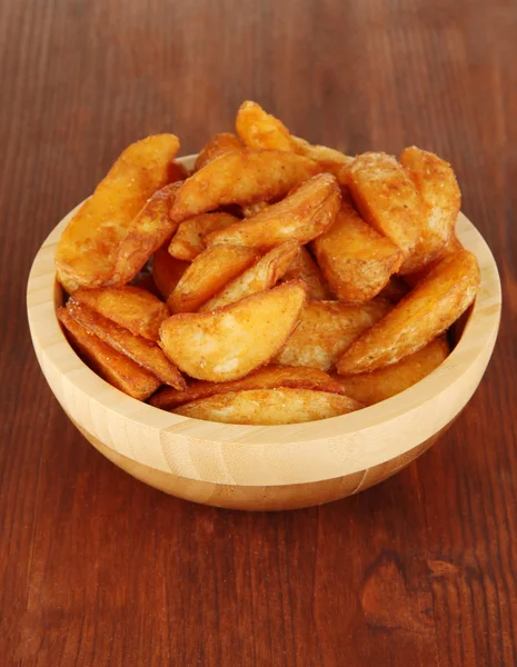 Batatas da aldeia apetitosas em tigela na mesa de madeira close-up — Fotografia de Stock