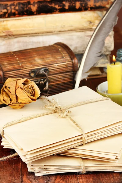 Stapelweise alte Briefe auf Holztisch — Stockfoto
