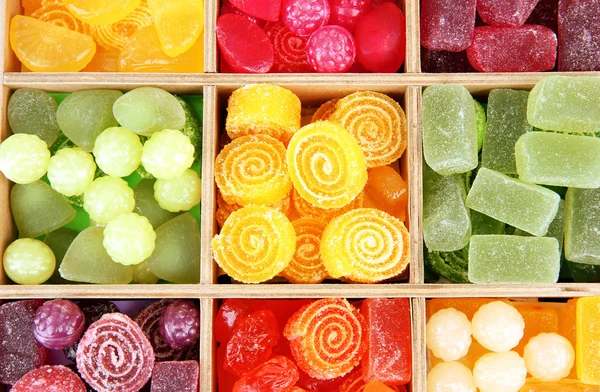 Multicolor godis i trälåda, närbild — Stockfoto