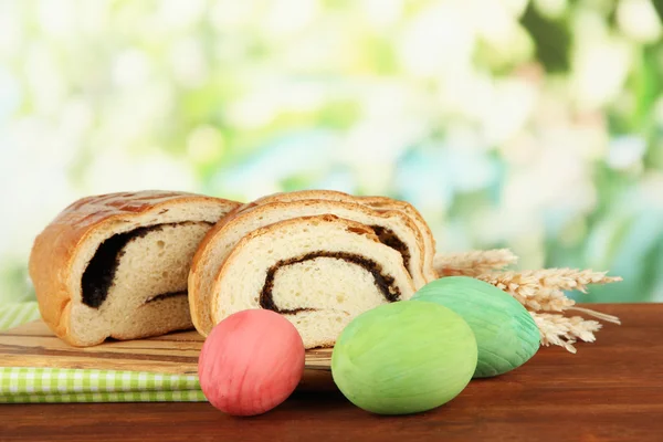 Loaf with poppy seed on cutting board, on bright background — Stock Photo, Image