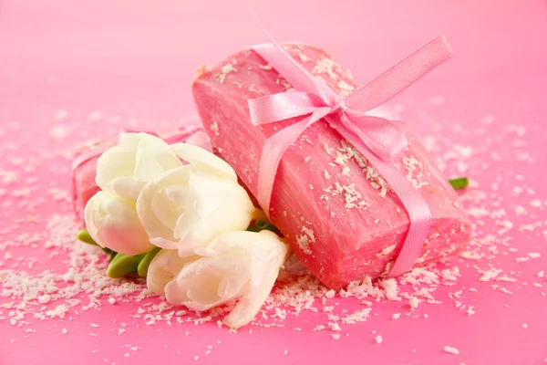 Sapone fatto a mano naturale, su sfondo rosa — Foto Stock