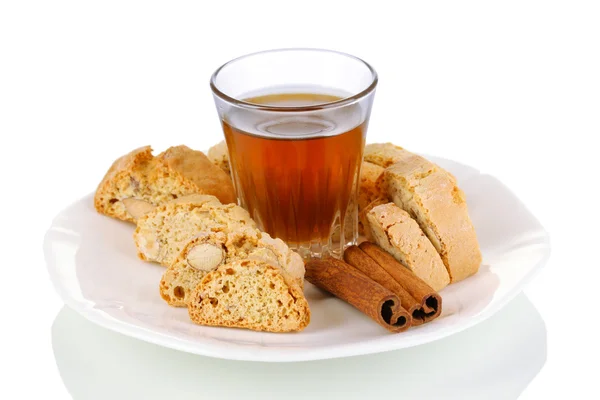 Aromatiska cookies cantuccini med vin isolerad på vit — Stockfoto
