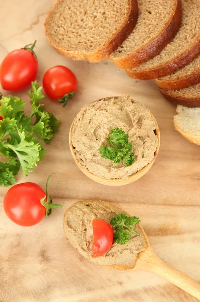 Paté fresco sobre cuchara de madera, sobre fondo de madera — Foto de Stock