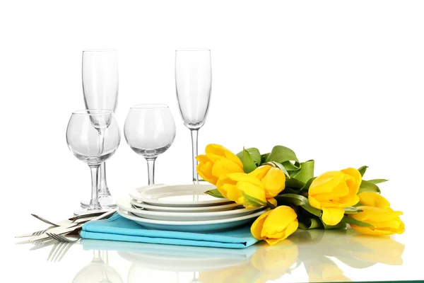 Żółte tulipany i naczynia do serwowania na białym tle — Zdjęcie stockowe