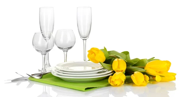 Tulipanes y utensilios amarillos para servir aislados en blanco —  Fotos de Stock
