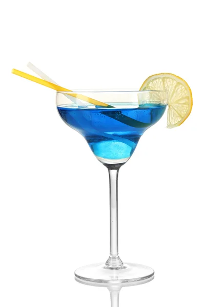 Cocktail blu in vetro isolato su bianco — Foto Stock