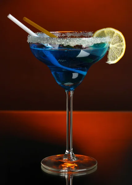 Yellow cocktail in glass on color background — Stock Photo, Image
