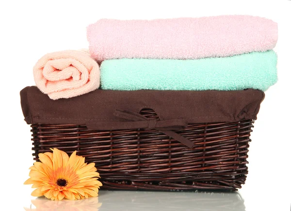 Ręczniki składane w wiklinowym koszu na białym tle — Zdjęcie stockowe