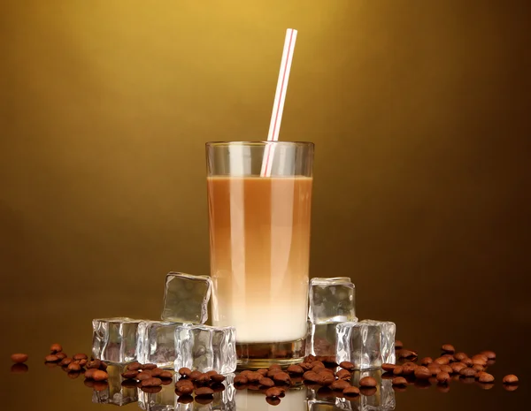 Koude koffie met ijs in glas op kleur achtergrond — Stockfoto