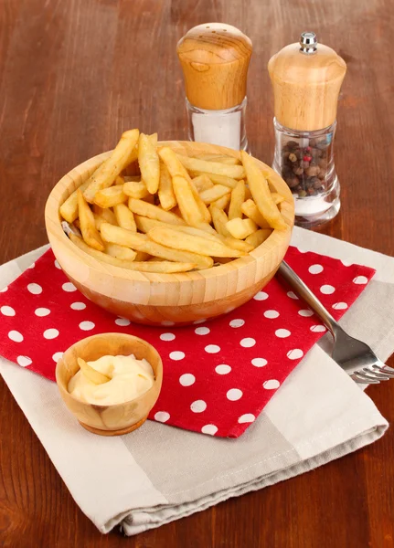 Papas fritas en tazón sobre mesa de madera de cerca —  Fotos de Stock