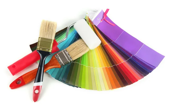 Brosses, rouleau de peinture, guide couleur isolé sur blanc — Photo