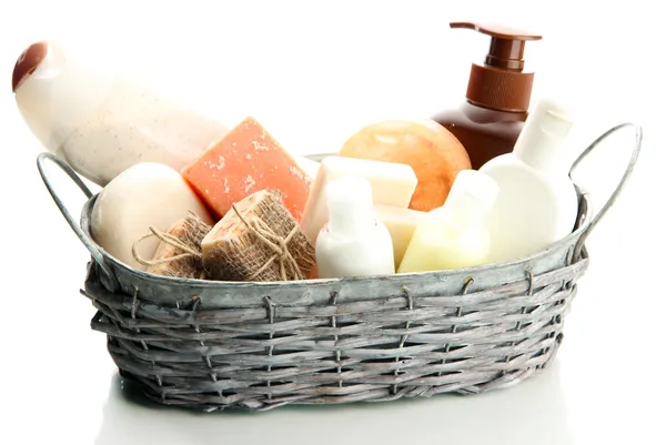 Komposisi botol kosmetik dan sabun dalam keranjang, terisolasi di atas putih — Stok Foto